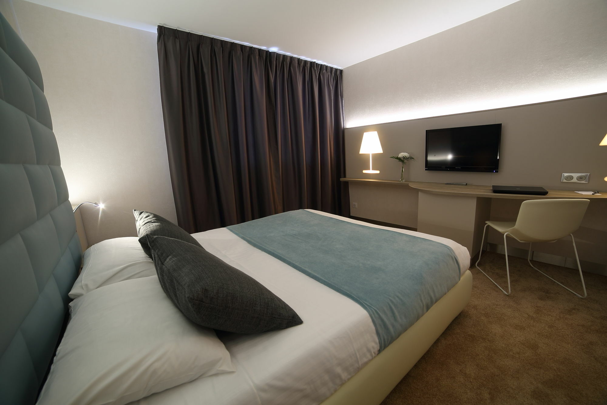 Hotel Plaza - Site Du Futuroscope Шасней дю Пуату Екстериор снимка